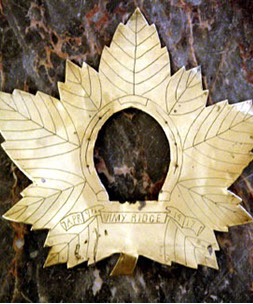 Picture frame Canadian Maple leaf, engraved Vimy-Ridge- 7-9 Apr 1917.&nbsp; Horseshoe around the picture hole