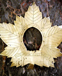 Picture frame Canadian Maple leaf, engraved Vimy-Ridge- 7-9 Apr 1917.&nbsp; Horseshoe around the picture hole