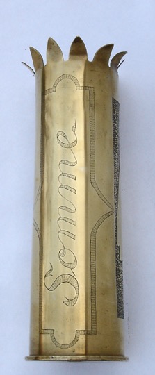 At the back of the shell is engraved in vertical SOMME in a frame. Top with pointy cutout