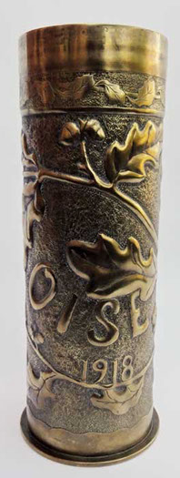 Shell with Oise 1918 [ battlefields grounds], oak leaves [ symbol of strenght ], and a decorative garland around the top.