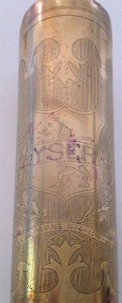 YSER in front of LION OF FLANDERS in a shield. Ribbon engraved "Campagne de 1914-15-16-17". Wreath of oak leaves on a zig-zag background.