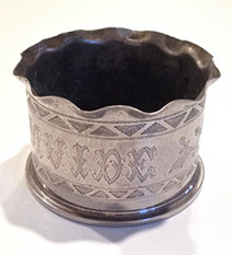 &nbsp;Diksmuide- Upper and lower bands engraved with triangles. Pie crust top. British 4.5" caliber howitzer.