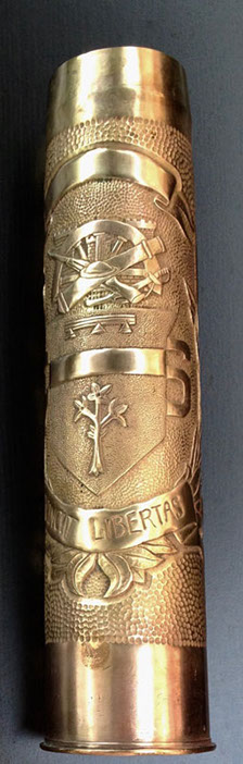 Escutcheon with three-pronged heraldic emblem. Below sapling with&nbsp; thirteen leaves. Banner VINCIT LIBERTAS, 7 and 6, garland.