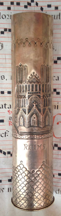 Shell&nbsp; with Reims Cathedral front part engraved and darkened for a 3D effect. Scale pattern around base.