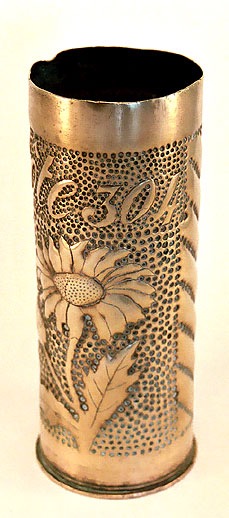 Cote 304 , large daisy, stippled background, herringbone pattern at the back.