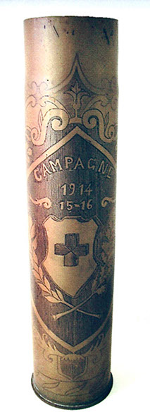 Shell engraved Campagne 1914-15-16. Central medallion with a cross, flanked by two palms. Leafy garland around.