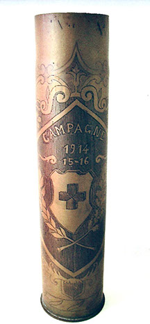 Shell engraved Campagne 1914-15-16. Central medallion with a cross, flanked by two palms. Leafy garland around.