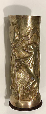 Shell with an heraldic Lion of Flanders holding a banner envraved Yser. Long ribbon engraved War 1914-15-16-17-1918 Peace.