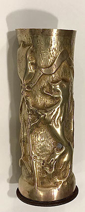 Shell with an heraldic Lion of Flanders holding a banner envraved Yser. Long ribbon engraved War 1914-15-16-17-1918 Peace.