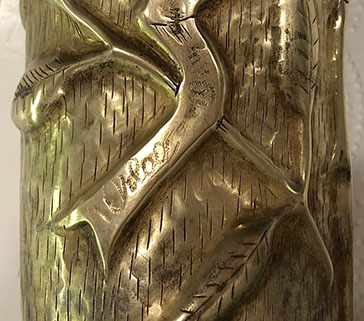 Shell with an heraldic Lion of Flanders holding a banner envraved Yser. Long ribbon engraved War 1914-15-16-17-1918 Peace.