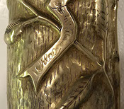 Shell with an heraldic Lion of Flanders holding a banner envraved Yser. Long ribbon engraved War 1914-15-16-17-1918 Peace.