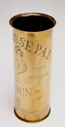 Shell "ON NE PASSE PAS" Cross of Lorraine on the right side.