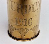 Shell ON NE PASSE PAS - VERDUN 1916, lower bnd of intertwined half-circles in stippling technique.