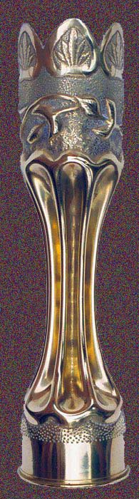 Shell with flutes. Upper body with garland of leaves. Top deeply scalloped.