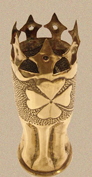 Shell four-leaf clover with top in spade serrated design.